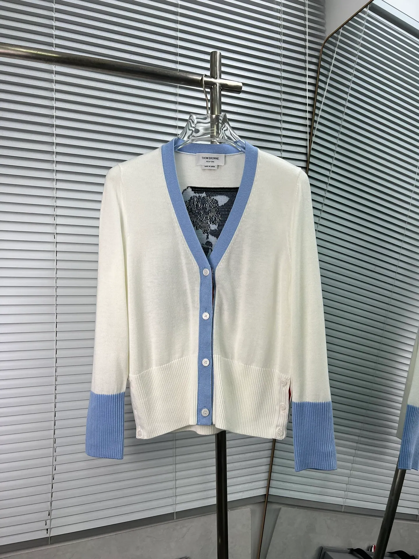 THOM BROWNE🇳🇱New Arrival V ， ；Classic ， ； ， ； ， Quality ； ， - ** ：** V - ** ：** - ** : **Light Blue White - **Sizes: **0.1.2.（S.M.L）